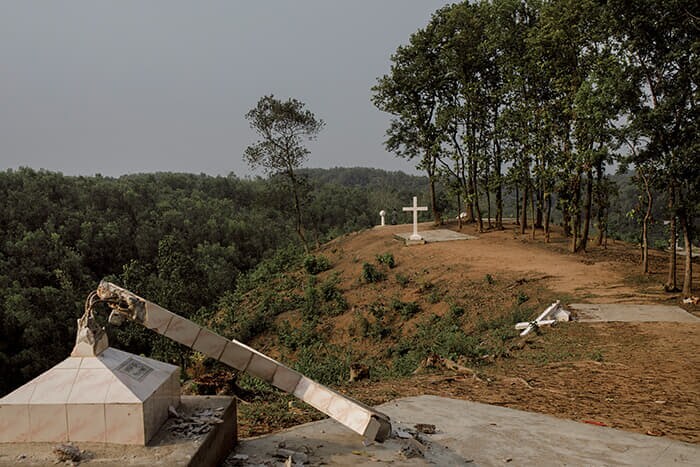 ゾウの生息地域で、野生のゾウに破壊された教会の十字架(24年5月)