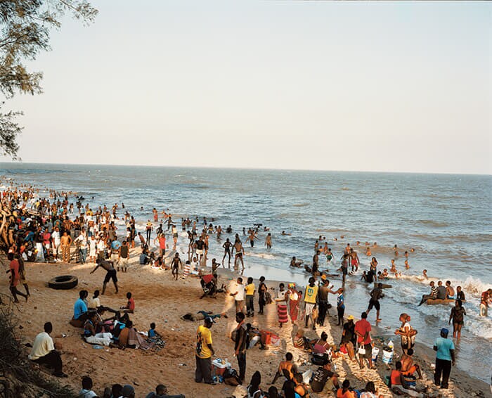 人間の経済活動に侵食されつつある日曜の午後にビーチでくつろぐケニアの人々。アフリカの人口は２０５０年までに全世界の人口の25％を占めるまで増加すると予測されている。それは必然的に自然環境や野生動物にとっての脅威となる