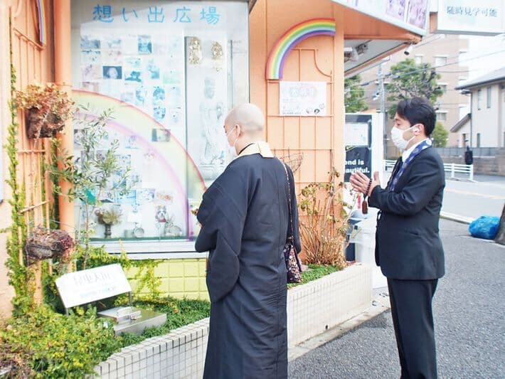 「昆虫の墓」の前での供養