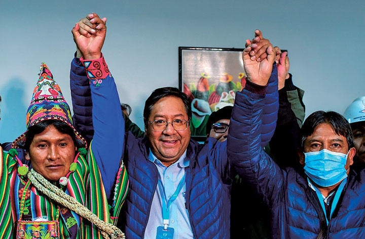 アルセ元経済相が勝利宣言（中央、10月19日）　RONALD SCHEMIDT-GETTY IMAGES