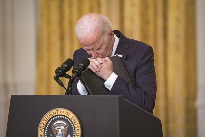 カブール空港でのテロ攻撃に対し、報復措置を取ると言明したバイデン大統領（8月26日）　AL DRAGOｰBLOOMBERG/GETTY IMAGES