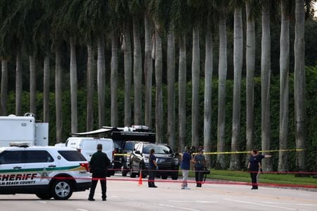 トランプ前大統領暗殺未遂事件を巡り拘束されたライアン・ラウス容疑者が、フロリダ州の裁判所に出廷し、銃不法所持の疑いで訴追された。９月１５日、フロリダ州ウエストパームビーチで撮影（２０２４年　ロイター/Marco Bello）