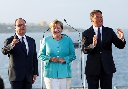 　８月２２日、独仏伊３カ国の首脳は、イタリア海軍の空母ガリバルディ船上で会談を行い、英国が欧州連合（ＥＵ）離脱を決定した後の欧州について、あらゆる問題がＥＵの責任だと非難する大衆主義的な動きに背を向ける必要があるとの考えで一致した。 写真は右からイタリアのレンツィ首相、ドイツのメルケル首相、フランスのオランド大統領（２０１６年　ロイター/Remo Casilli）