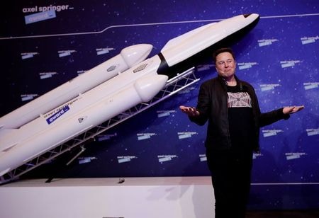 　米電気自動車（ＥＶ）メーカー、テスラのイーロン・マスク最高経営責任者（ＣＥＯ）は８日、カリフォルニア州からテキサス州に転居したことを明らかにした。ドイツのベルリンで１日代表撮影（２０２０年　ロイター）