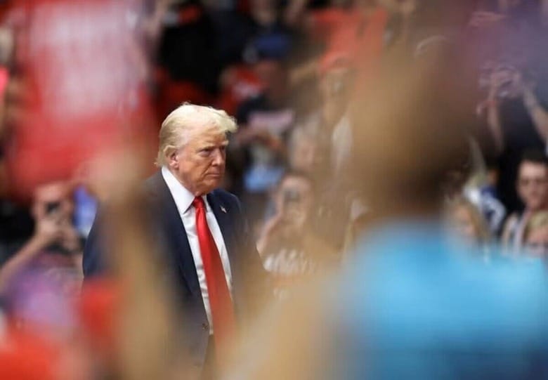 トランプ前米大統領は７月２１日、ペンシルベニア州で１３日に開いた集会で銃撃された事件について、事前に誰からも「問題」を警告されていなかったと述べた。２０日、ミシガン州で撮影（２０２４年　ロイター/Tom Brenner）