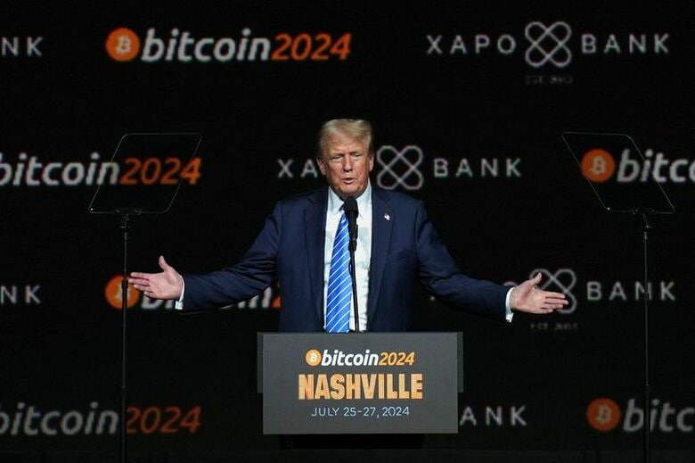 写真は暗号資産のイベント「ビットコイン2024」で演説するトランプ米大統領。2024年7月、米テネシー州ナッシュビルで撮影。 REUTERS/Kevin Wurm