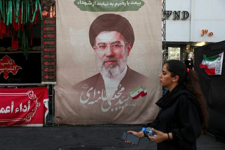 写真はイランの最高指導者モジタバ・ハメネイ師の写真。8月13日、テヘランで撮影。WANA提供。REUTERS