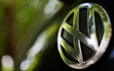 ドイツ・カールスルーエの連邦司法裁判所は１３日、自動車大手フォルクスワーゲン（ＶＷ）に対し、ディーゼル車をローンで購入した顧客に全額を補償すべきとの判断を示した。写真は同社ロゴ、２０２０年７月撮影（２０２１年　ロイター／Christian Hartmann）