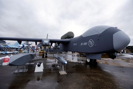 　中国の全国人民代表大会（全人代）常務委員会は２７日、無人航空機を初めて正式に規制する改正法を承認した。広東省珠海で開催の中国国際航空ショーで２０２４年１１月撮影（２０２５年　ロイター／Tingshu Wang）