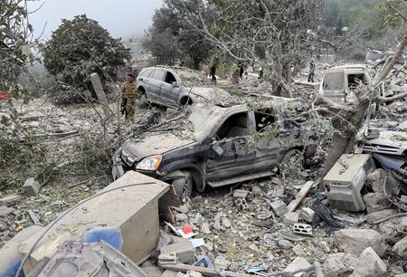 イスラエル軍は１４日、レバノンに拠点を置く親イラン武装組織ヒズボラに対する攻撃の範囲を拡大し、北部のキリスト教徒が主に居住するアイトゥを初めて攻撃した。攻撃後のアイトゥで１４日撮影。（２０２４年　ロイター/Omar Ibrahim）