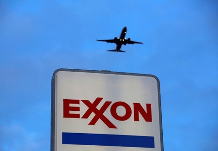 　１１月２１日、米石油大手エクソンモービルが欧州、アジア、アフリカで最大２５０億ドル相当の石油・ガス田を売却する計画であることが、３人の銀行筋の話で明らかになった。写真は米イリノイ州シカゴ郊外のガソリンスタンド。２０１６年１０月２７日撮影（２０１９年　ロイター/Jim Young）