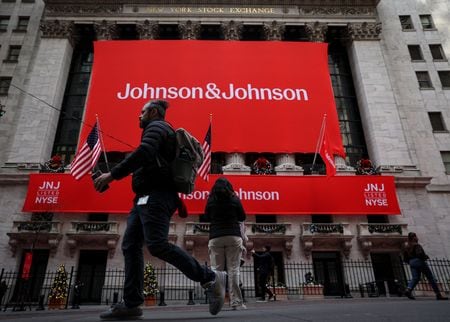米医薬品・医療機器大手ジョンソン・エンド・ジョンソン（Ｊ＆Ｊ）が１６日発表した第１・四半期決算は、売上高が２１３億８０００万ドルで、市場予想の２１４億ドルをわずかに下回った。写真はニューヨーク証券取引所で２０２３年１２月撮影（２０２４年　ロイター／Brendan McDermid）
