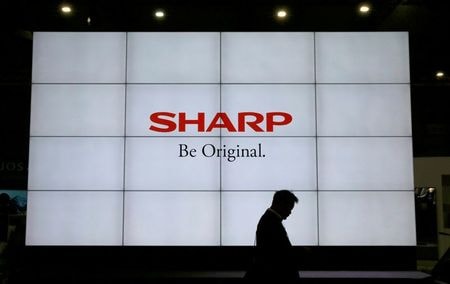 シャープは２５日、大型液晶ディスプレー生産を手掛ける堺ディスプレイプロダクト（大阪府堺市）の持ち分をすべて売却すると発表した。写真は、シャープのロゴ。２０１７年１０月２日に千葉市の幕張メッセで撮影。（２０２１年　ロイター／Toru Hanai）