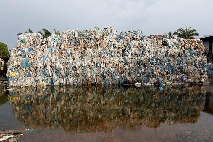マレーシアの違法リサイクル工場の敷地に積み上げられた大量のプラスチックごみ　Lai Seng Sin-REUTERS