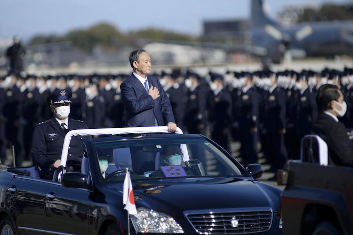 自衛街の航空観閲式に出席した菅首相（11月28日）　David Mareuil/REUTERS