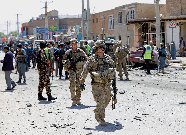 カブールで発生した車爆弾テロの事故現場に到着した米軍兵士（今年5月）　Mohammad Ismail-REUTERS