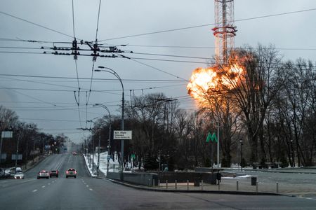 ３月２日、ロシア軍によるウクライナへの攻撃は１日も各地で続き、第２の都市ハリコフ中心部がミサイルで攻撃されたほか、首都キエフではテレビ塔が攻撃を受けて５人が死亡した。写真は炎を上げるキエフのテレビ塔（２０２２年　ロイター/Carlos Barria）