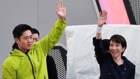 写真は日本維新の会の吉村洋文代表(左)と高市首相(右)。1月27日、東京で撮影。REUTERS/Kim Kyung-Hoon