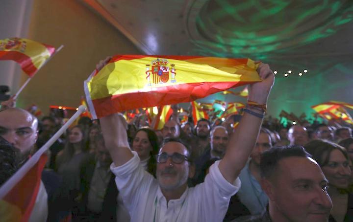 12月3日、スペイン南部アンダルシア自治州議会選で、新興の極右政党ボックスが12議席を獲得する驚きの結果となったことを受け、同国の政治家は右派、左派ともに同じ結論に達した。写真は2日、セビリアで選挙結果を喜ぶボックス支持者(2018年　ロイター/Marcelo Del Pozo)