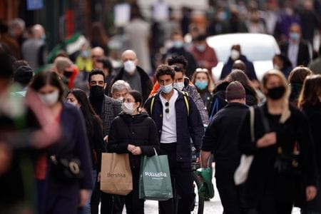 世界保健機関（ＷＨＯ）のハンス・クルーゲ欧州地域事務局長は１８日、英アストラゼネカ製の新型コロナウイルスワクチンについて、効果はリスクをはるかに上回るとの見解を示した。パリ市内のようす。２月撮影（２０２１年　ロイター／Sarah Meyssonnier）