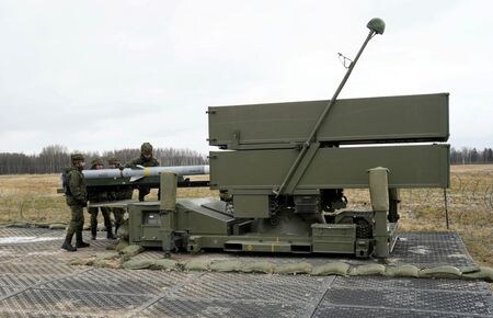米国防総省は１９日、ウクライナに対する約１３億ドルの安全保障追加支援を発表した。高性能地対空ミサイルシステム「ＮＡＳＡＭＳ」４基のほか、１５２ミリ砲弾、地雷除去装置、ドローン（無人機）などが含まれるという。３月２９日撮影（２０２３年　ロイター/Ints Kalnins/File Photo）