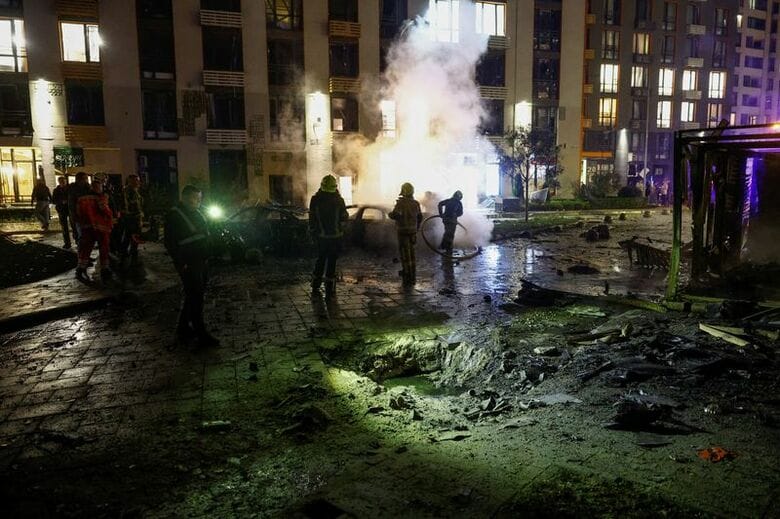 ロシアのドローン攻撃で被害を受けた住宅地。10月12日、キーウで撮影。REUTERS/Valentyn Ogirenko