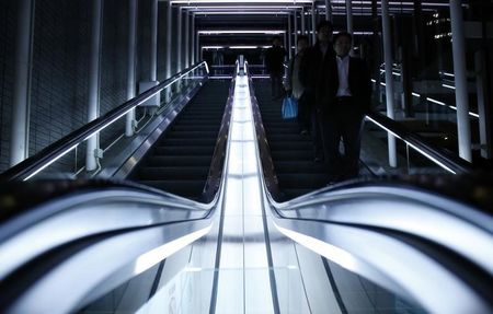 　４月２８日、経済産業省は２８日、２０３０年の電源構成を原発２０─２２％程度、再生可能エネルギー２２─２４％程度とする目標を示した。都内で１月撮影（２０１５年　ロイター／Yuya Shino）
