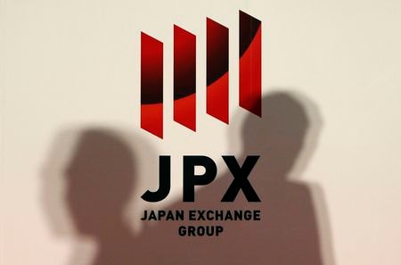 　６月１５日、日本取引所グループによると、午後に国債先物市場でダイナミック・サーキット・ブレーカーが２回発動された。写真は東京証券取引所のロゴ。都内で２０１３年１２月撮影（２０２２年　ロイター/Yuya Shino）