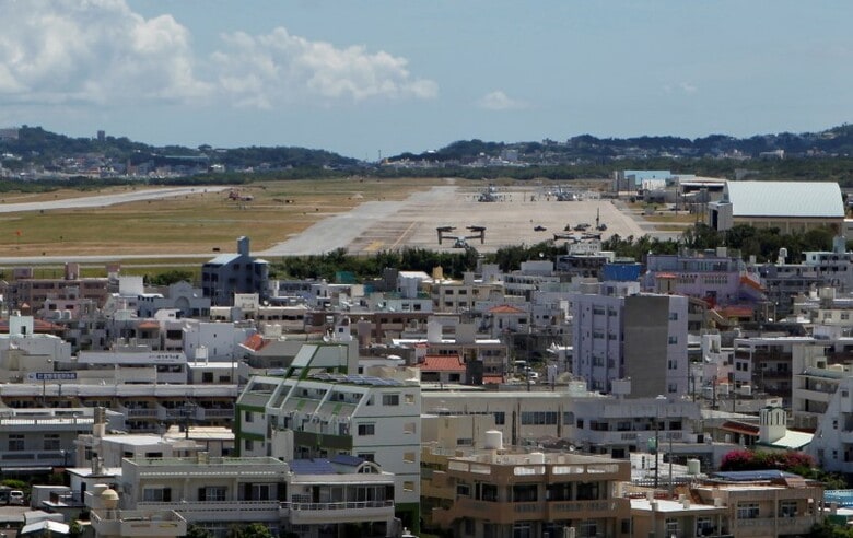 ６月１８日、沖縄県に駐留する米海兵隊のトップ、ニコルソン中将は、ロイターとのインタビューで、本島北部の訓練場の一部を来年初めに日本へ返還する用意があることを明らかにした。写真は宜野湾市の普天間飛行場。２０１３年７月撮影（２０１６年　ロイター/Nathan Layne/File Photo）