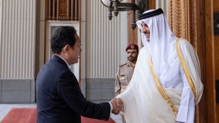 　７月１８日、岸田文雄首相は、中東３カ国歴訪の最後の訪問先となったカタールでタミム首長と会談し、エネルギー関係や経済協力を強化することで合意した。ドーハで撮影（２０２３年　ロイター/Amiri Diwan）