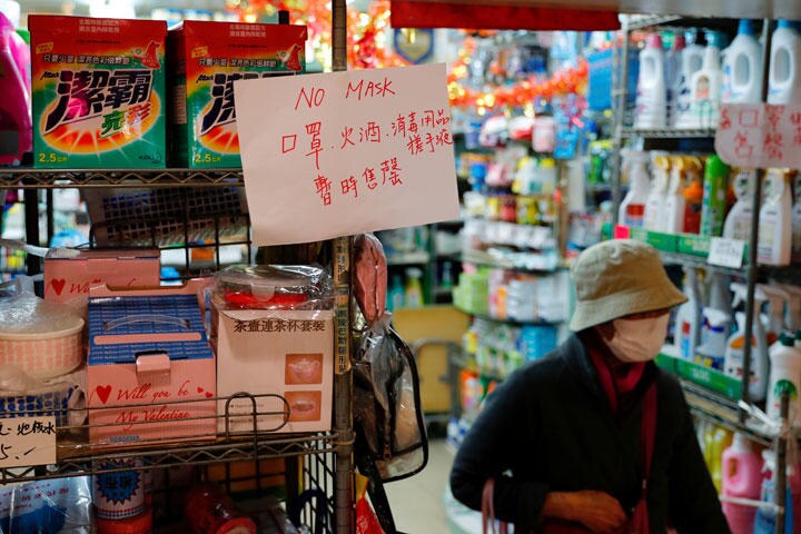 マスクが売り切れた香港の小売店（2月2日）　Tyrone Siu-REUTERS