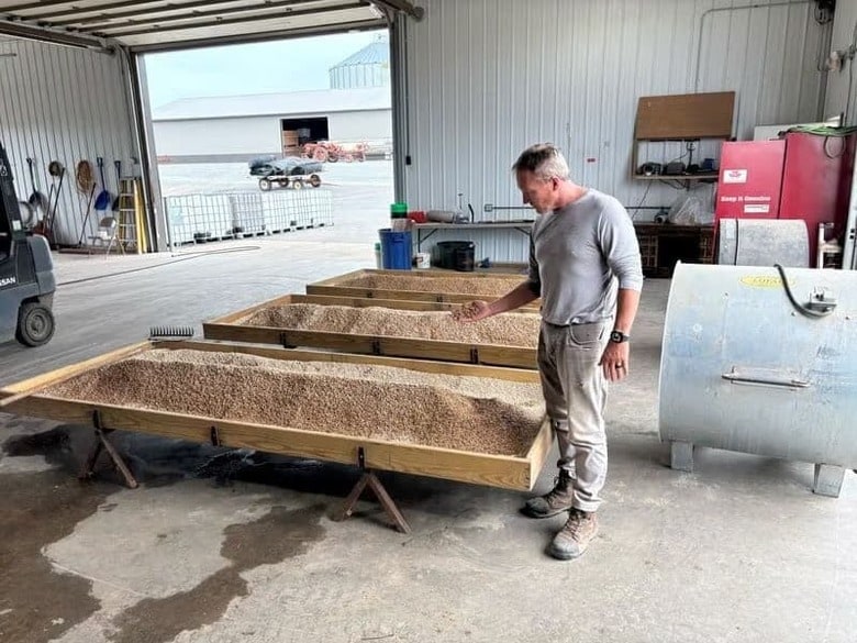 １０月２３日、 米中西部ウィスコンシン州中央部の冷涼な森林地帯は氷河期の鉱物が豊富に含まれた土壌が広がり、アジア向けに輸出される薬用植物「高麗人参」の栽培に最適な地域となっている。写真は８月、ウィスコンシン州エドガーで、高麗人参の種苗の様子を見る生産者のジョー・ヘイルさん（２０２５年　ロイター/Julie Ingwersen）