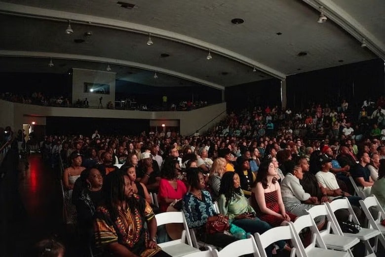 吸血鬼、ゾンビ、死神をテーマにした映画が人気だ。写真は、映画「罪人たち」の特別上映会の参加者ら。同作の舞台となったミシシッピ州クラークスデールで５月２９日撮影（２０２５年　ロイター/Kevin Wurm）