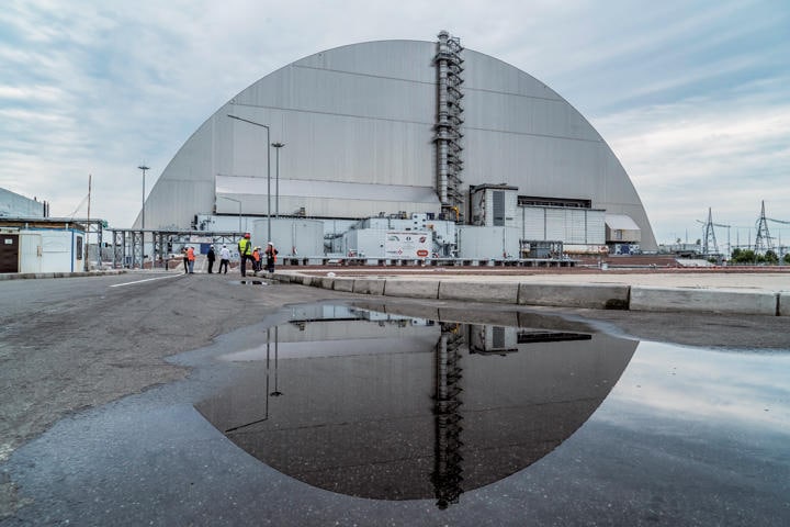 史上最悪の原発事故を起こしたチェルノブイリ原子力発電所を覆うシェルター　Brendan Hoffman/GETTY IMAGES