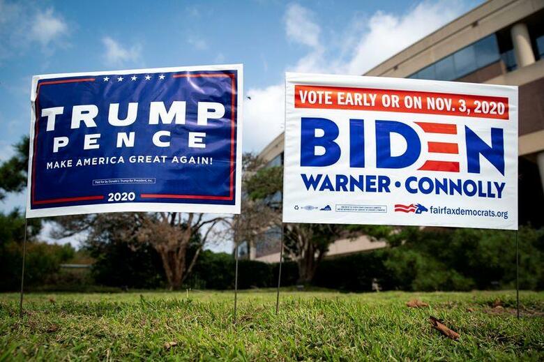 米大統領選で民主党のバイデン前副大統領、共和党のトランプ大統領のどちらの候補が勝ってもドルの長期低落傾向は変わりそうにない、というのが投資家やアナリストの見立てだ。９月、バージニアフェアファクスで撮影（２０２０年　ロイター/Al Drago）