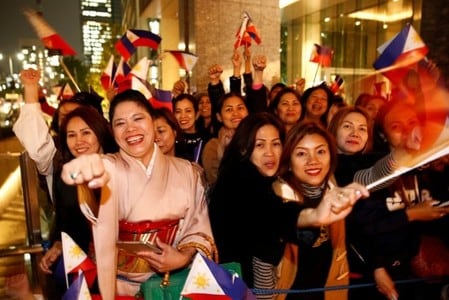 　１０月２５日、米国への批判を繰り返すフィリピンのドゥテルテ大統領が、来日した。滞在先のホテルには大統領を一目見ようと、大勢の在日フィリピン人らが詰めかけた（２０１６年　ロイター/Kim Kyung-Hoon）