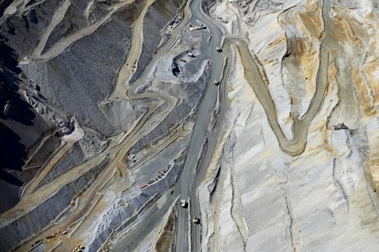 サンティアゴ市近郊のアンディーナ銅鉱山。2014年11月17撮影。REUTERS/Ivan Alvarado