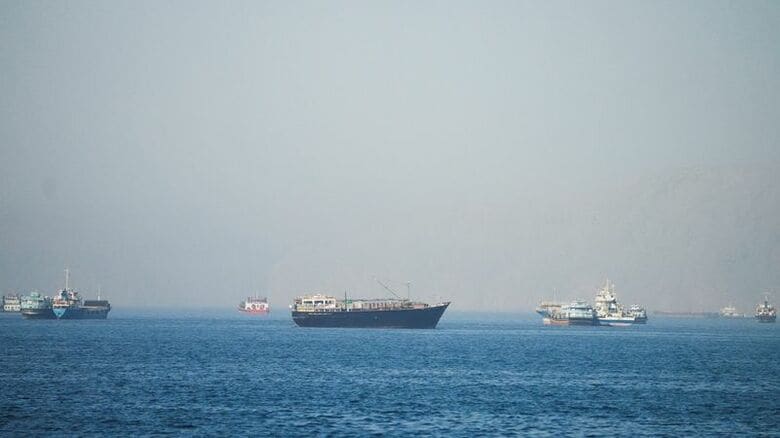 写真はホルムズ海峡の船舶群。6月1日、オマーンのムサンダムから撮影。REUTERS