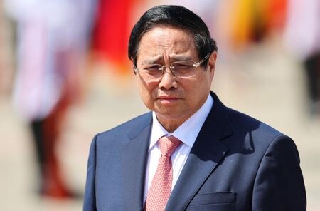 　ベトナム政府は、トランプ米大統領の一族が運営するトランプ・オーガニゼーションとパートナー企業による１５億ドル規模のゴルフコース・ホテル・不動産プロジェクト投資計画を承認した。ベトナム国営紙「トゥオイチェー」が１６日に報じた。写真はファム・ミン・チン首相。ハノイのノイバイ国際空港で４月代表撮影（２０２５年　ロイター）