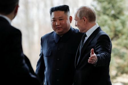 米紙ニューヨーク・タイムズは４日、北朝鮮の金正恩朝鮮労働党総書記が９月にロシアを訪問し、プーチン大統領と会談すると報じた。写真は２０１９年の会談時の様子。１９年４月撮影（２０２３年　ロイター/Alexander Zemlianichenko）