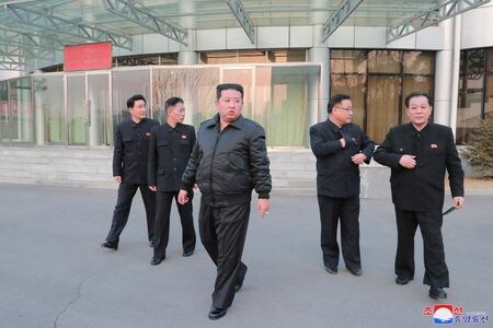 　北朝鮮の金正恩朝鮮労働党総書記は、米国とその同盟国の軍事行動に関する情報をリアルタイムで収集するため、今後数年、多数の偵察衛星を打ち上げると語った。国営の朝鮮中央通信（ＫＣＮＡ）が１０日に報じた。写真中央は国家航空宇宙開発局を視察した金総書記。ＫＣＮＡが１０日に提供（２０２２年　ロイター）