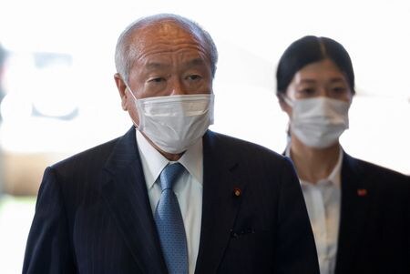 　３月３１日、鈴木財務相（写真）は午前の閣議後会見で、岸田文雄政権が目玉政策として掲げる子ども対策の財源について、「恒久的な政策には裏付けとなる恒久的な財源が必要」と述べ、社会全体による負担を含め幅広く検討していく考えを示した。資料写真、２０２２年８月（２０２３年　ロイター/Issei Kato）