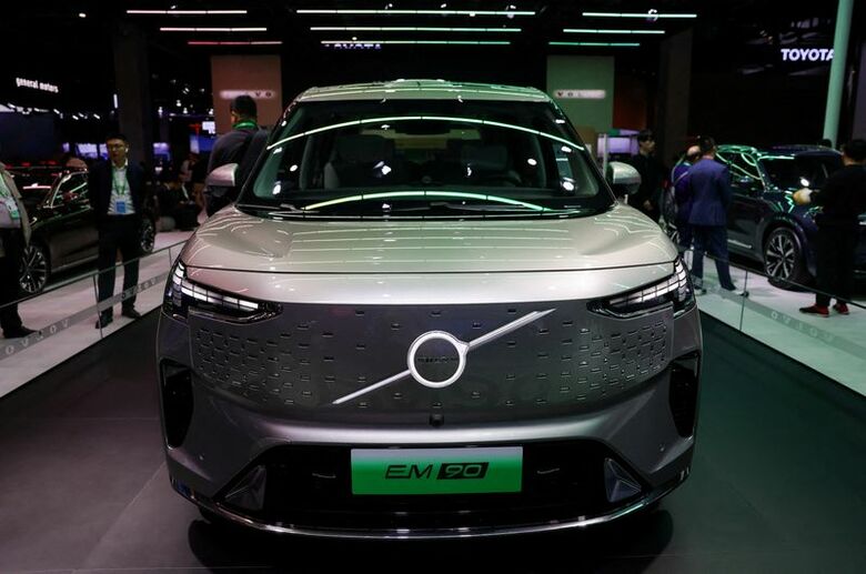 写真は、第８回中国国際輸入博覧会（ＣＩＩＥ）に展示されたボルボの電気自動車。中国・上海で２０２５年１１月撮影。REUTERS/Maxim Shemetov