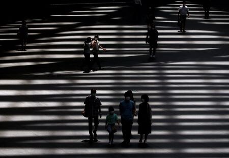 東京都は１２日、新たに２万０４０１人の新型コロナ感染が確認されたと発表した。直近７日間移動平均は２万７１６７．６人で前週比８２．７％。３０人が死亡した。写真は８月８日、東京で撮影（２０２２年　ロイター/Issei Kato）