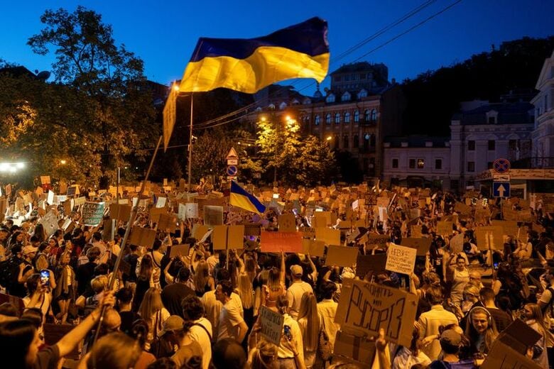写真は国防当局への不満から抗議に繰り出す人々。7月18日、キーウで撮影。 REUTERS/Thomas Peter