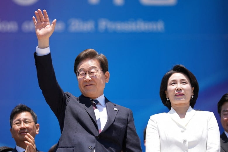 第21代大統領に就任したイ・ジェミョン大統領とファーストレディとなったキム・ヘギョン夫人　Lee Jin-man / REUTERS