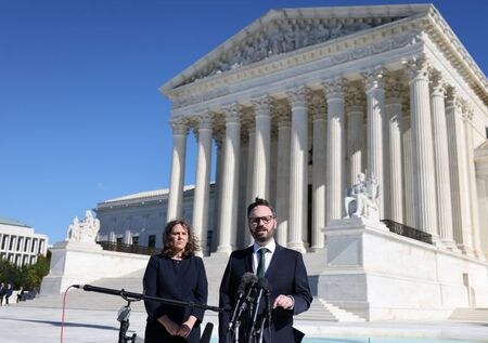 　米連邦最高裁は１日、テキサス州の人工妊娠中絶禁止法を巡る口頭弁論を開いた。ワシントンで撮影（２０２１年　ロイター/Evelyn Hockstein）