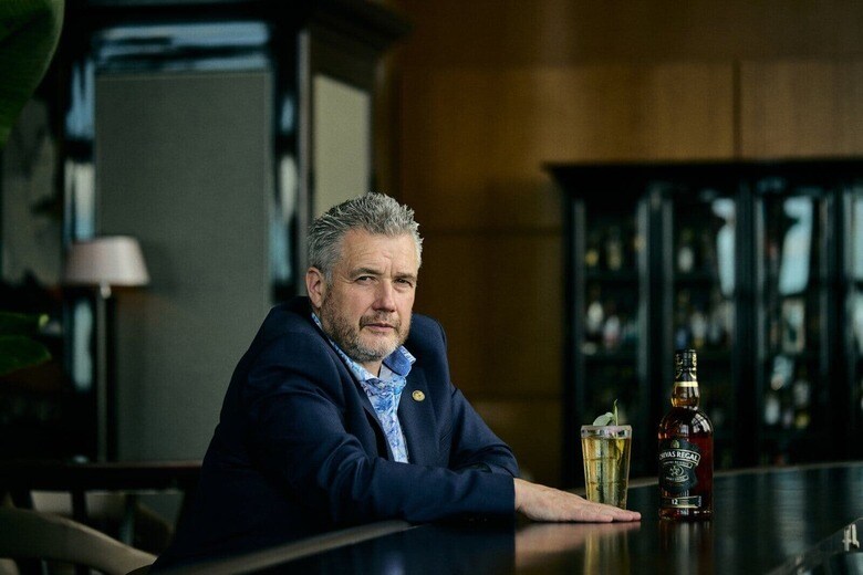 シーバス・ブラザーズ社のディレクター・オブ・ブレンディング兼マスターブレンダーのサンディ・ヒスロップ。