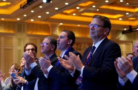 米大統領選に向けた共和党ユダヤ人連合（ＲＪＣ）の政治献金集会が２８日、ネバダ州ラスベガスで約１５００人を集めて開催され、候補指名を狙うトランプ前大統領やヘイリー元国連大使、フロリダ州知事のデサンティス氏がいずれもイスラム組織ハマスの駆逐を図るイスラエルに揺るぎない支持を表明した。写真は共和党ユダヤ人連合の集会。米ラスベガスで２８日撮影。（2023年 ロイター/Steve Marcus）