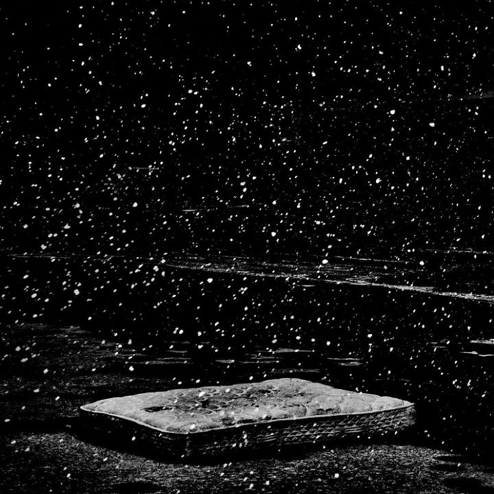 ミシガン州フリント。雪が降りしきる。シャッターを閉じたスーパー「Kマート」の外で　From Matt Black @mattblack_blackmatt